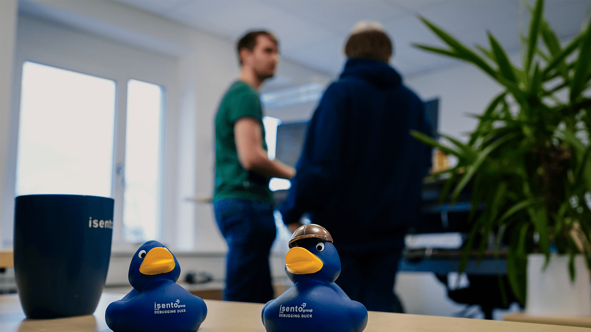 Gelbe Debugging-Ente vor einem Karriere-Motiv im Hintergrund