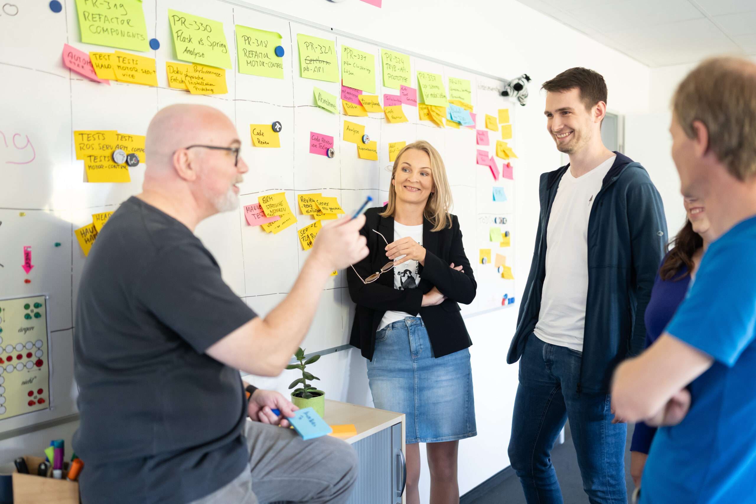 isento Team bei der Zusammenarbeit im Büro
