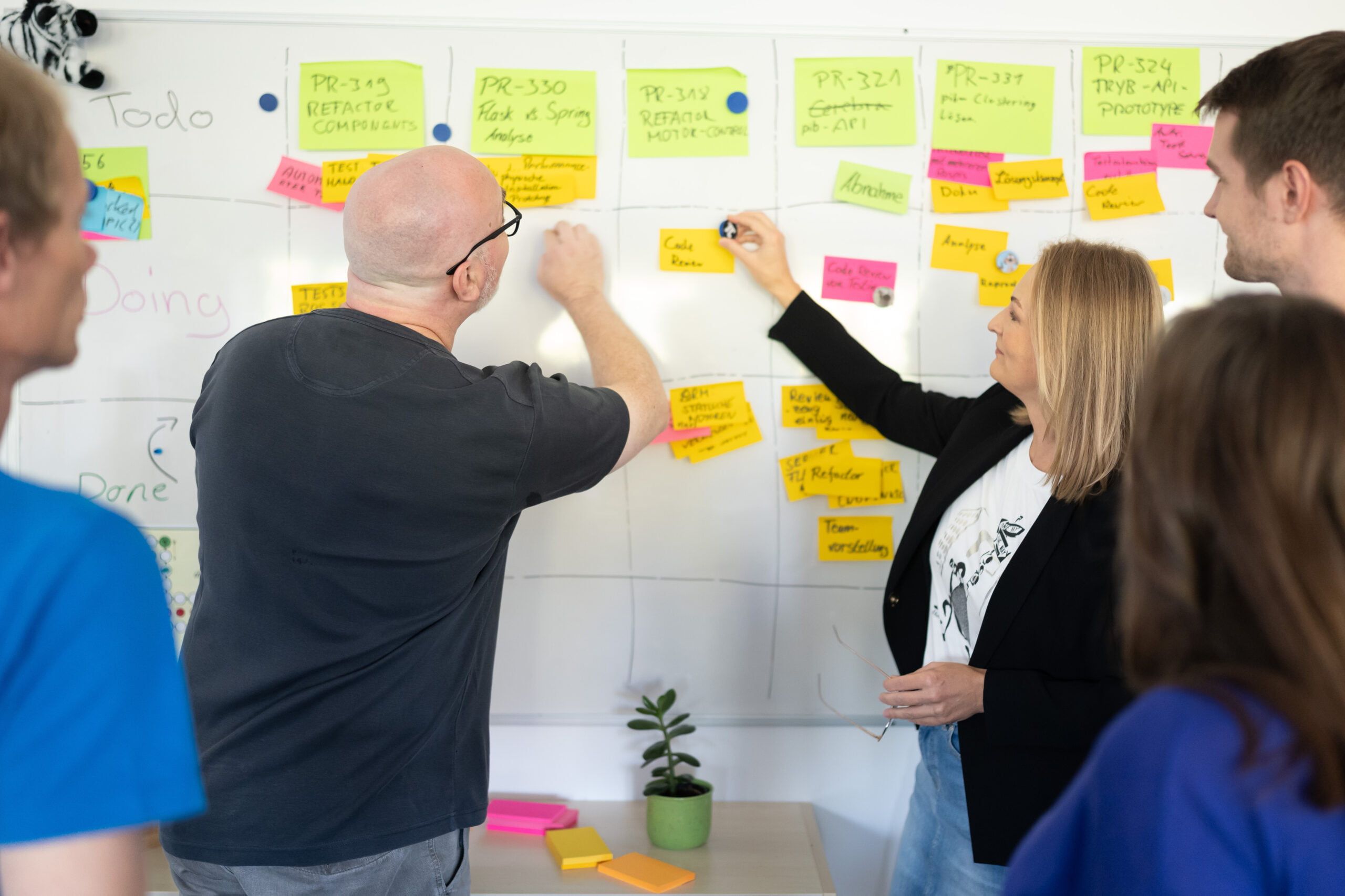 Team bei der gemeinsamen Arbeit an Softwarequalität