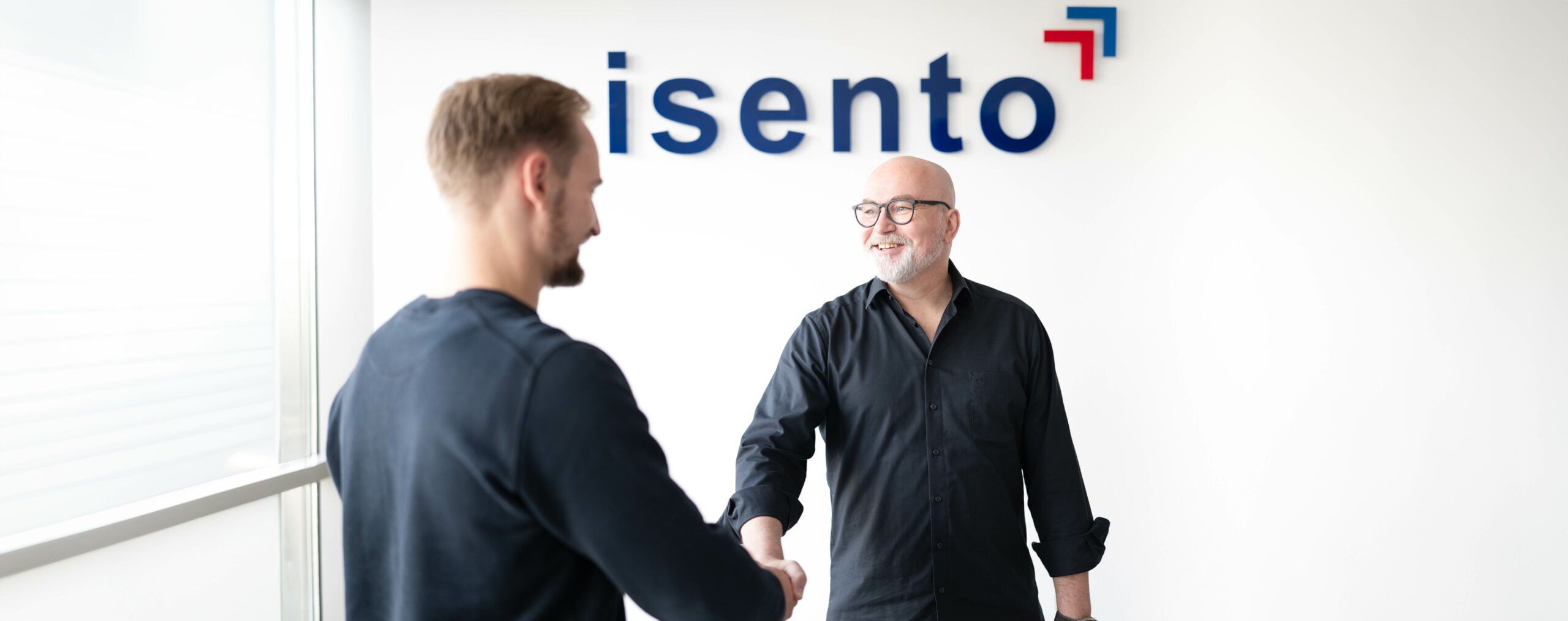 Mitarbeitende von isento in einem Besprechungsraum