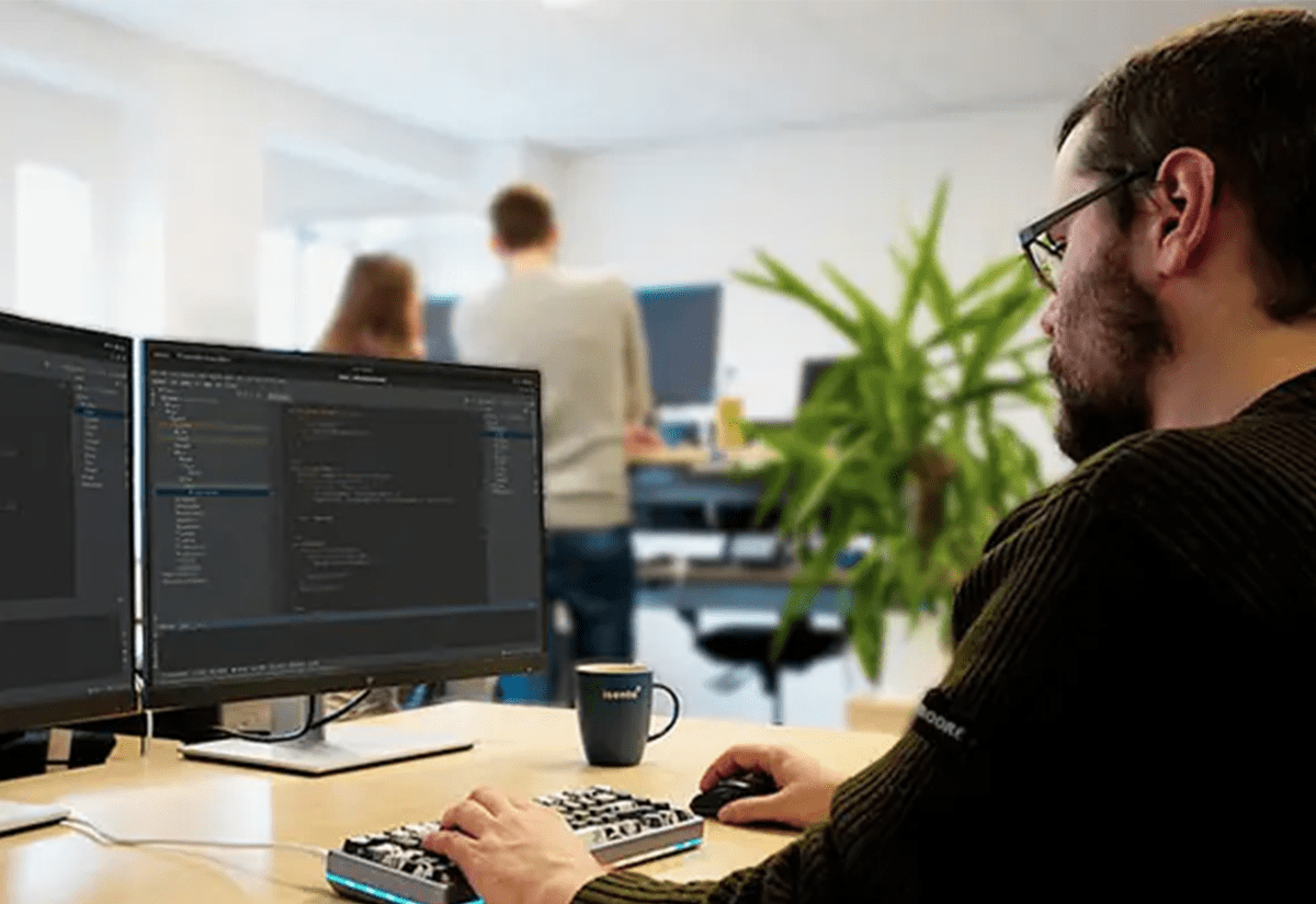 Softwareentwickler bei der Arbeit an einem Computer