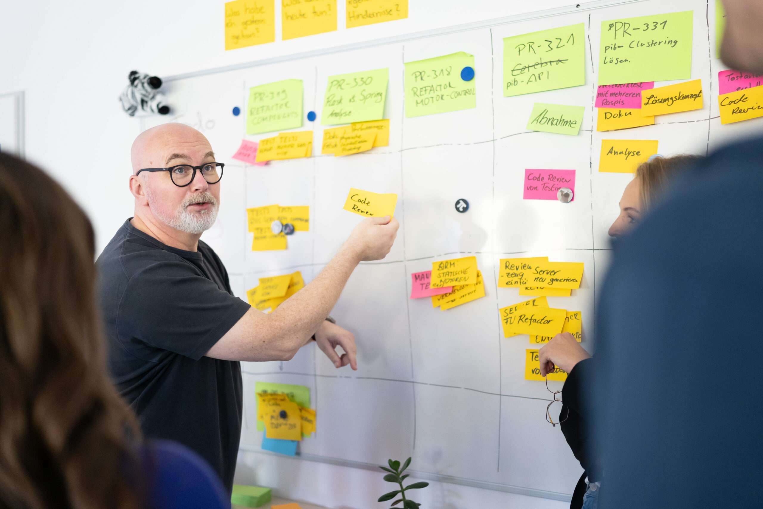 Team arbeitet gemeinsam an einem digitalen Projekt