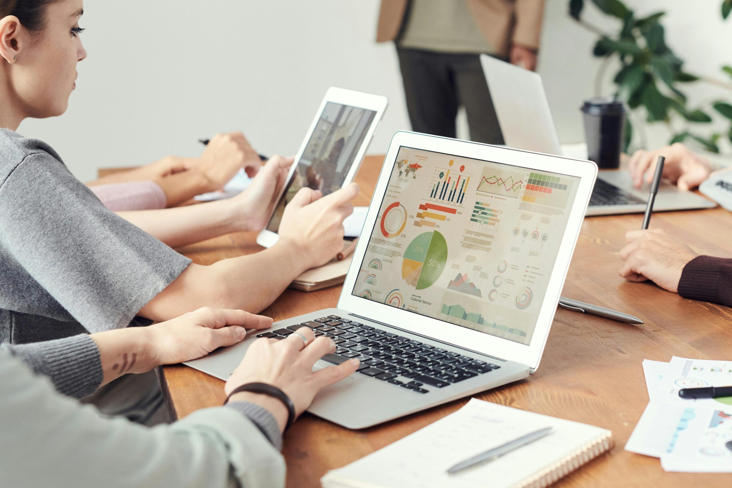 Team arbeitet gemeinsam an Anforderungen für ein Softwareprojekt