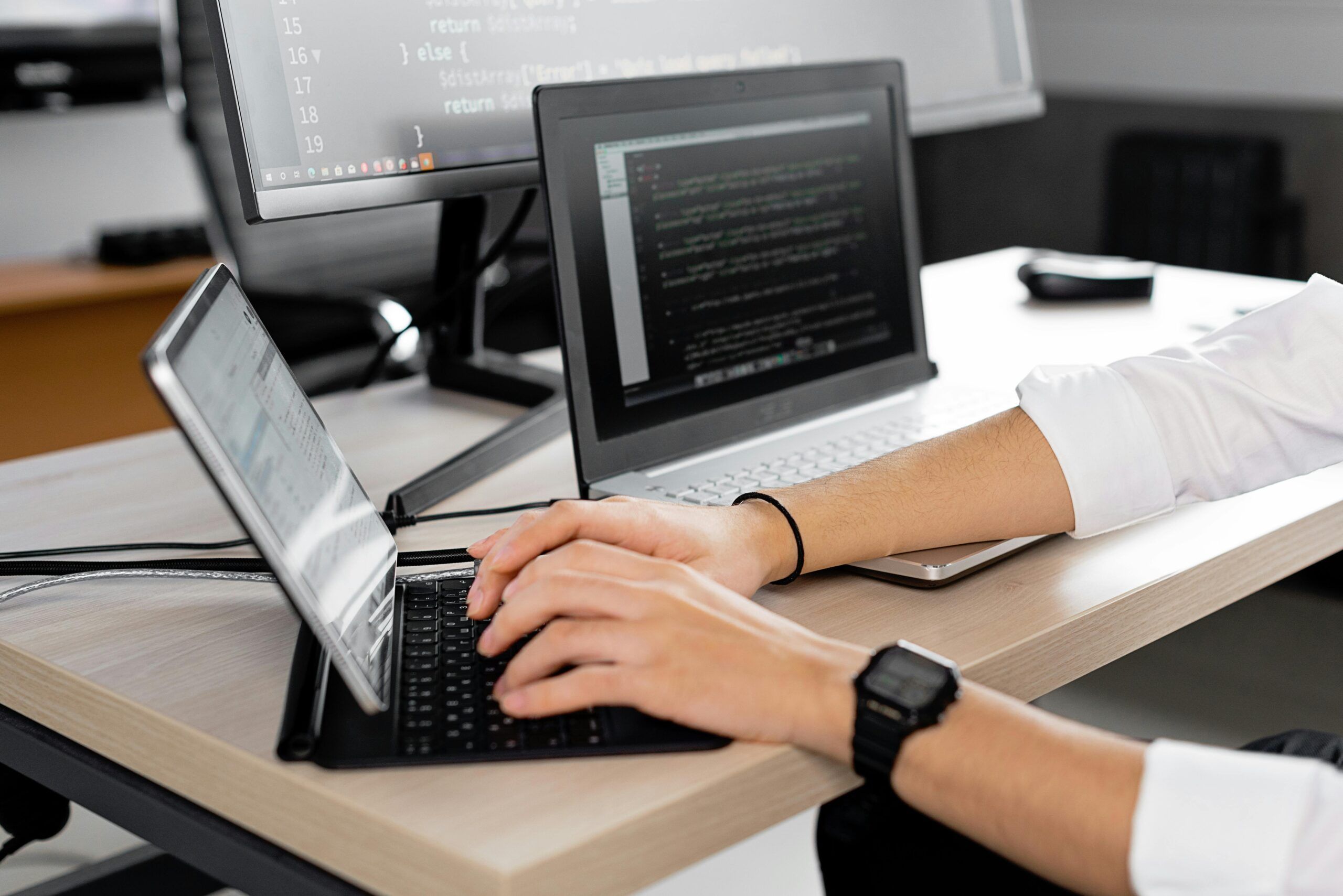 Person arbeitet konzentriert an einem digitalen Projekt