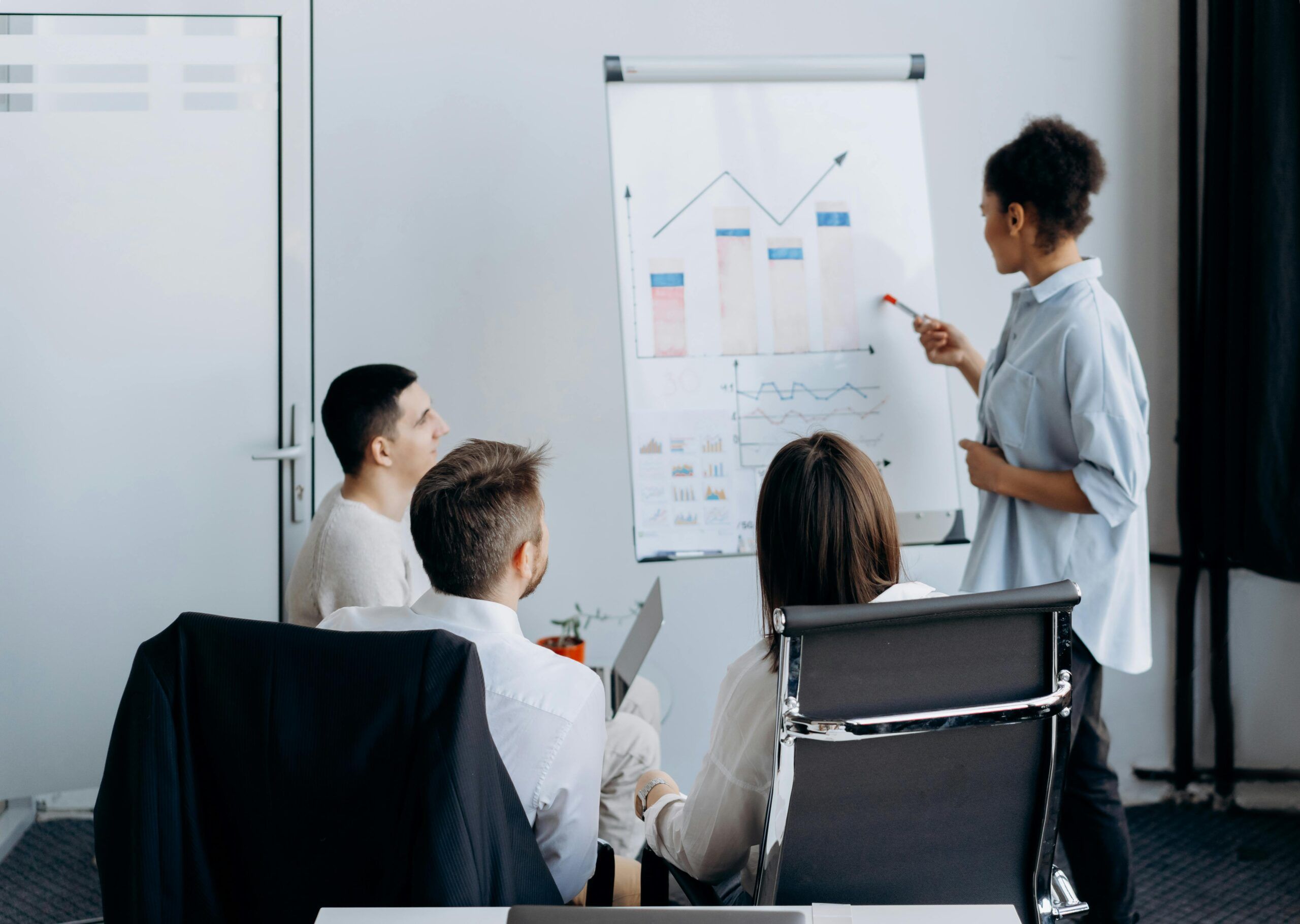 Team bespricht die Einführung neuer Softwarefunktionen