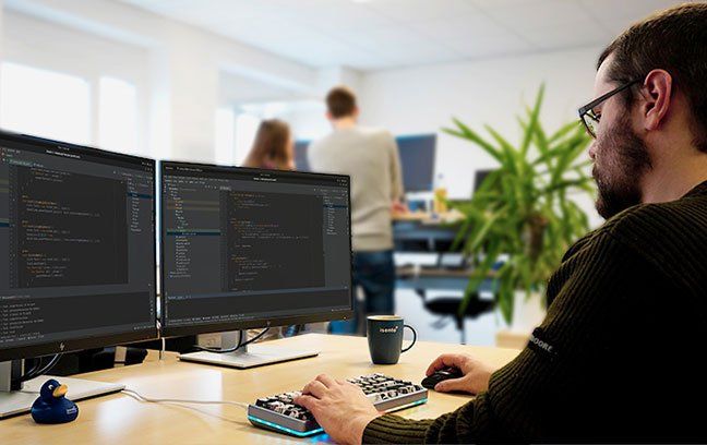 Softwareentwickler arbeitet an einem Computerarbeitsplatz